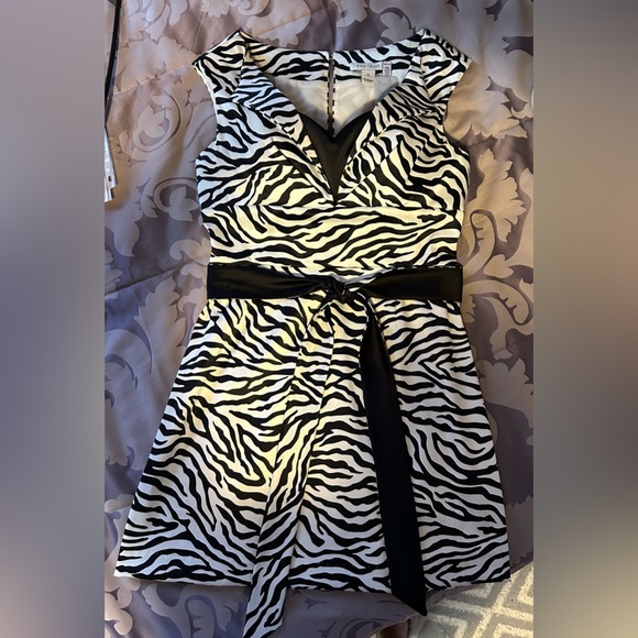 White House Black Market zebra print, build in bra - Picture 7 of 10